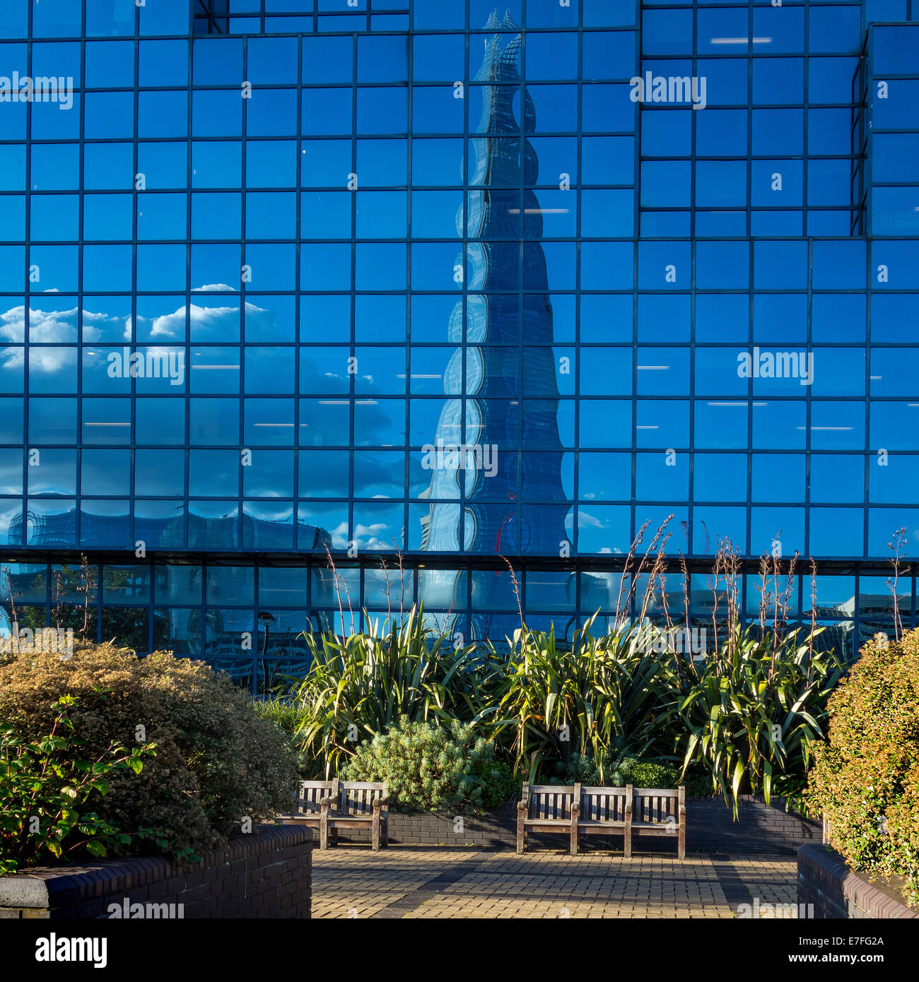 El Shard se refleja en las ventanas de las oficinas de Londres Foto de stock