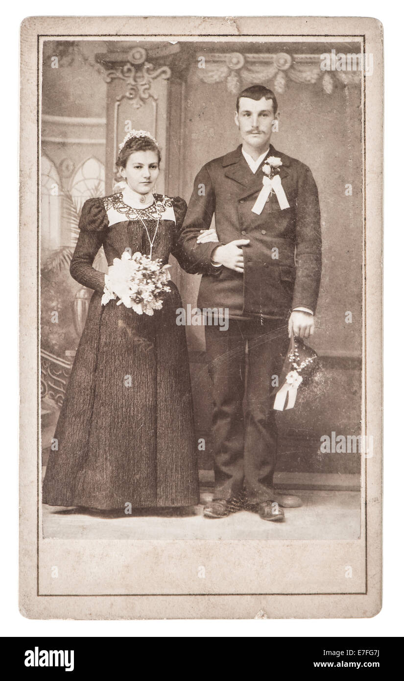 Fotos de boda vintage. Simplemente pareja casada. imagen con antigüedades originales de arañazos y grano de película Foto de stock
