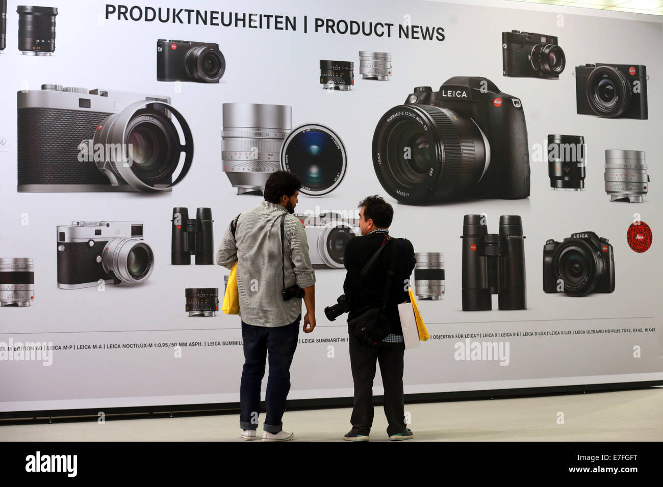 Los visitantes en una pantalla de nuevo las cámaras Leica. La feria de fotografía Photokina en Colonia, Alemania. Foto de stock