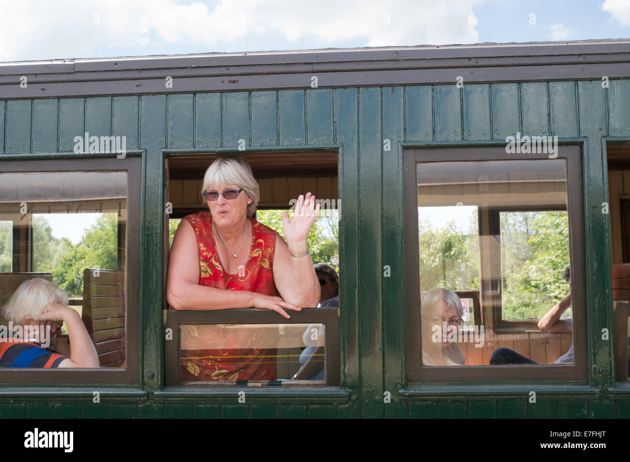 Mujer saludando desde la ventana del tren, Chemin de Fer de la Baie de Somme, Picardía, Francia, Europa Foto de stock