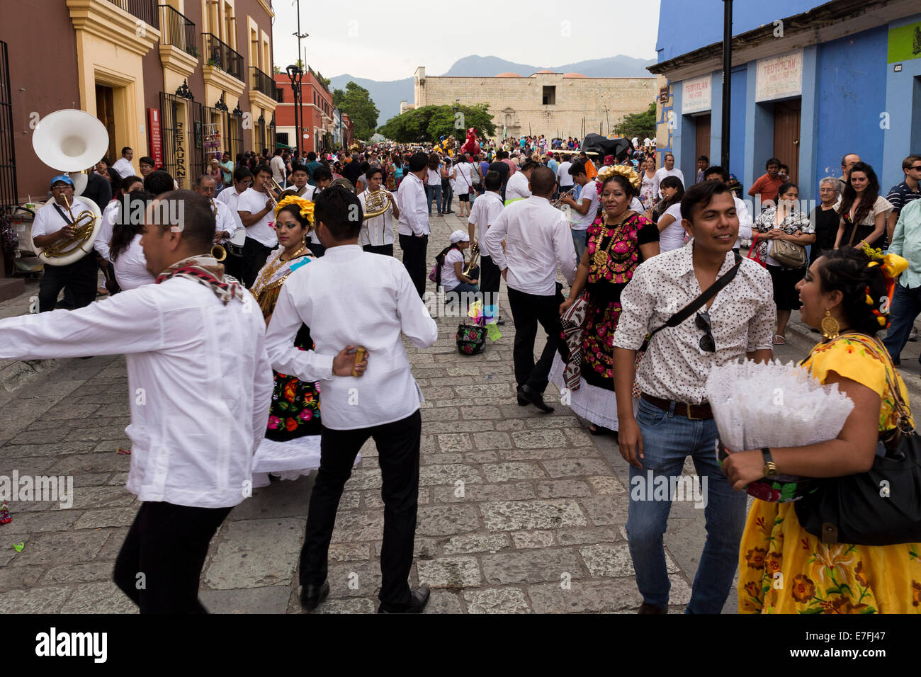 Personas jugando y bailando en el Zócalo de Oaxaca, México Fotografía