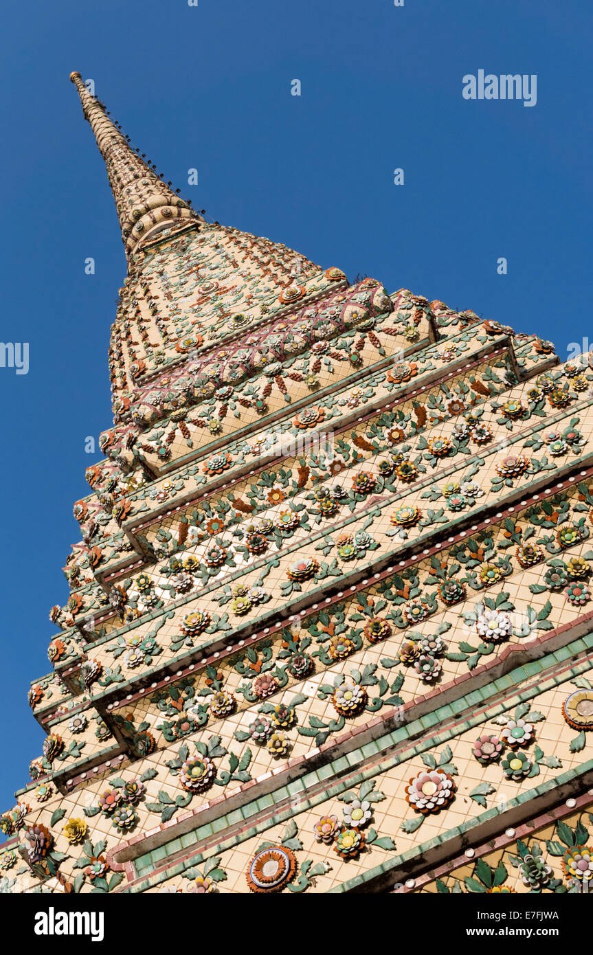 Las estupas (Chedis) en el templo budista Wat Pho en el Distrito de Phra Nakhon, Bangkok, Tailandia Foto de stock