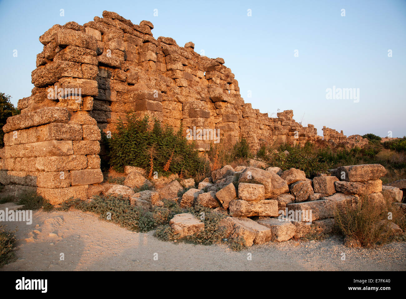 Ruinas Cercanas fuente monumental Lado Turquía Foto de stock