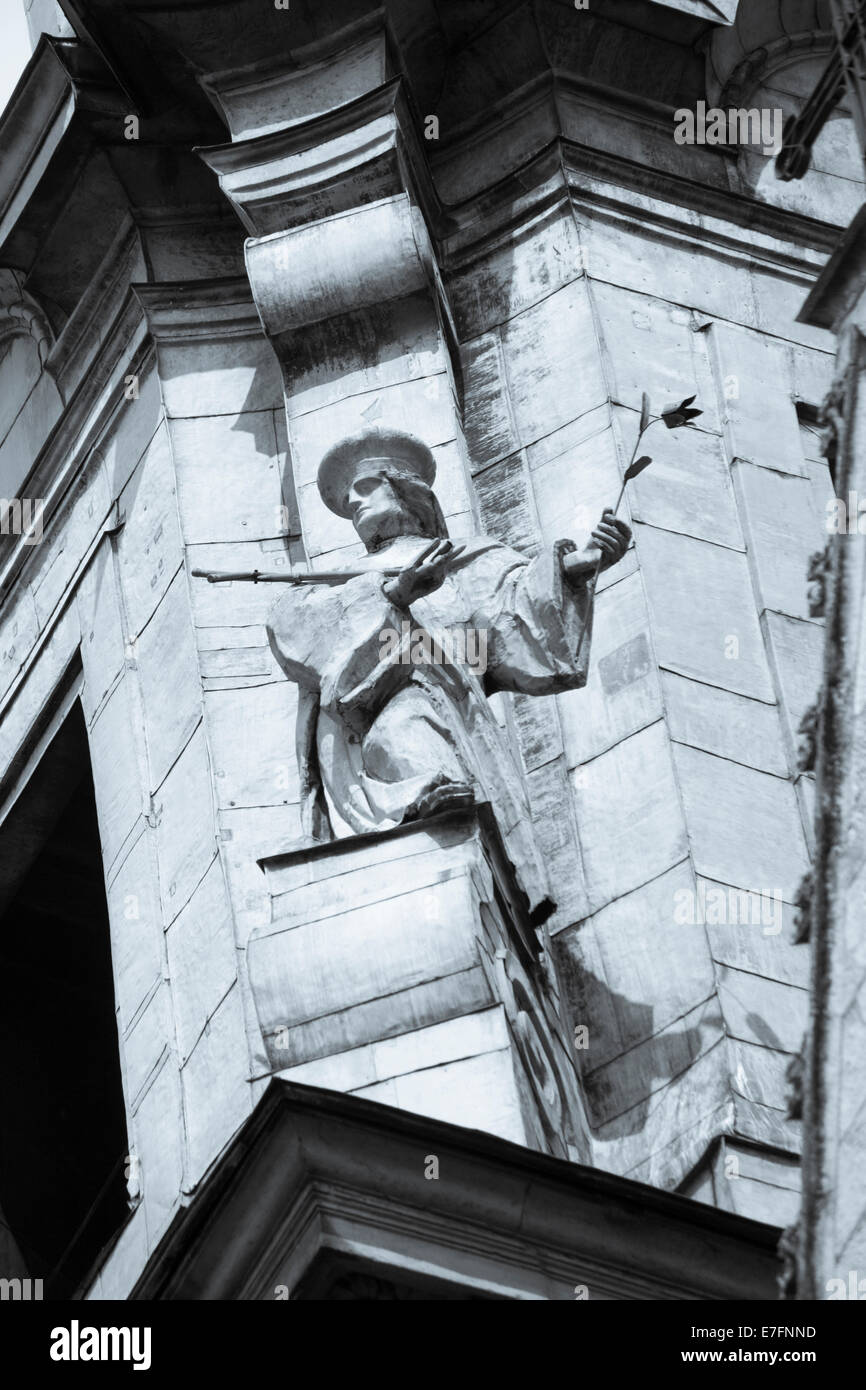Estatua en la parte superior de la catedral de Wawel sobre la colina de Wawel, en Cracovia, Polonia, en septiembre - monocromas en blanco y negro Foto de stock