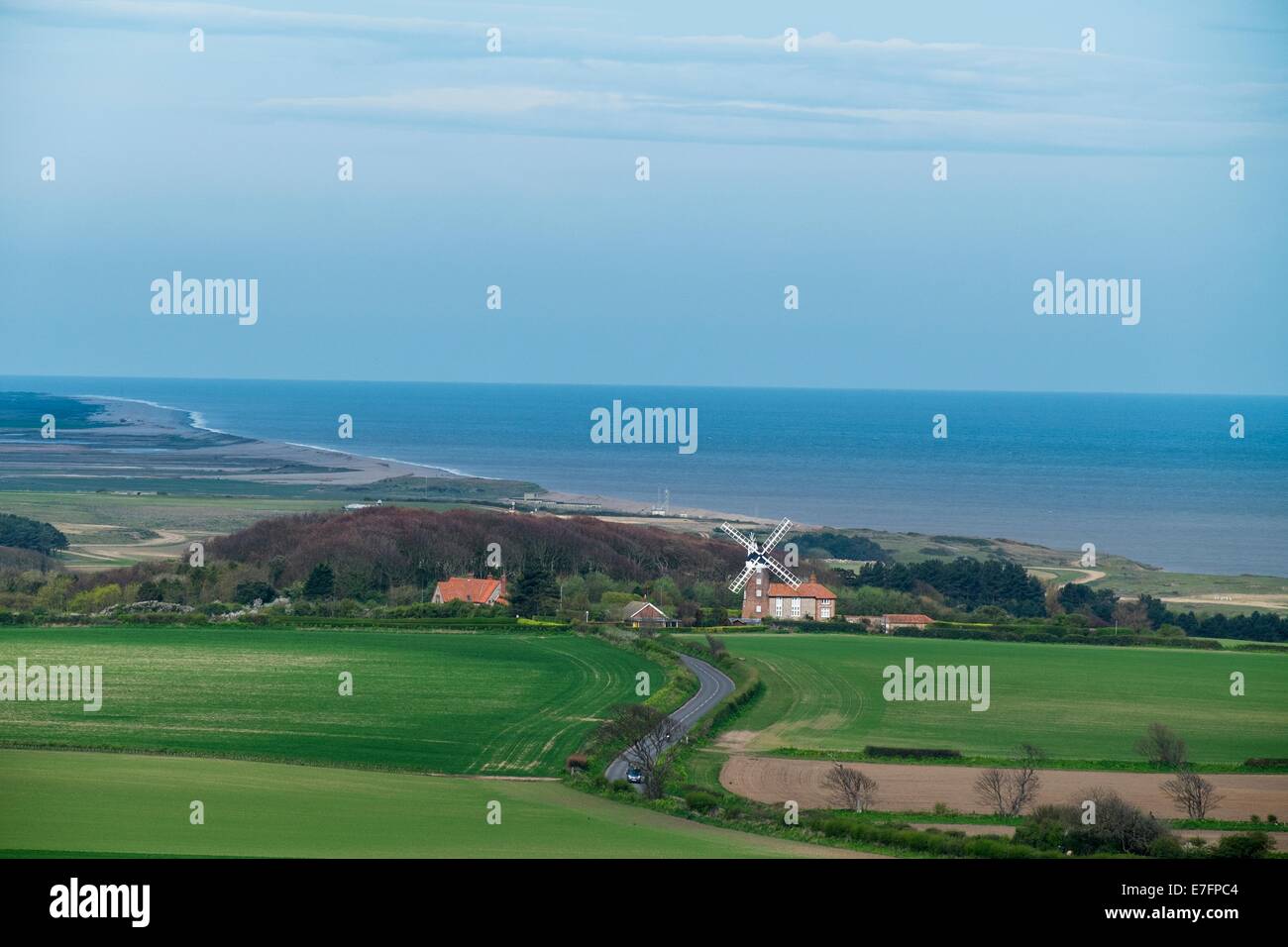 Vista de la costa de North Norfolk mostrando Weybourne mill y guijarros costa. Foto de stock