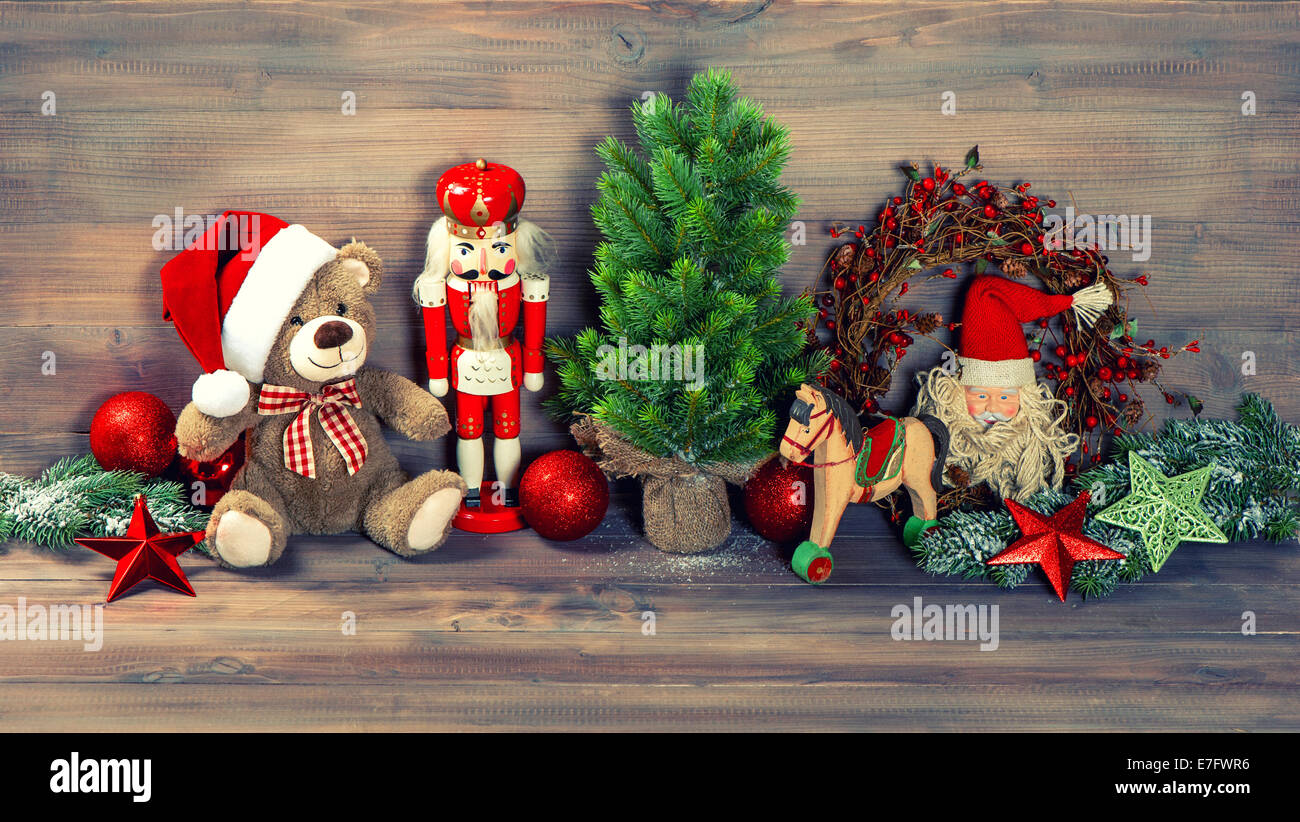 Decoración de Navidad con juguetes antiguos y oso de peluche cascanueces. estilo retro en tonos de imagen Foto de stock
