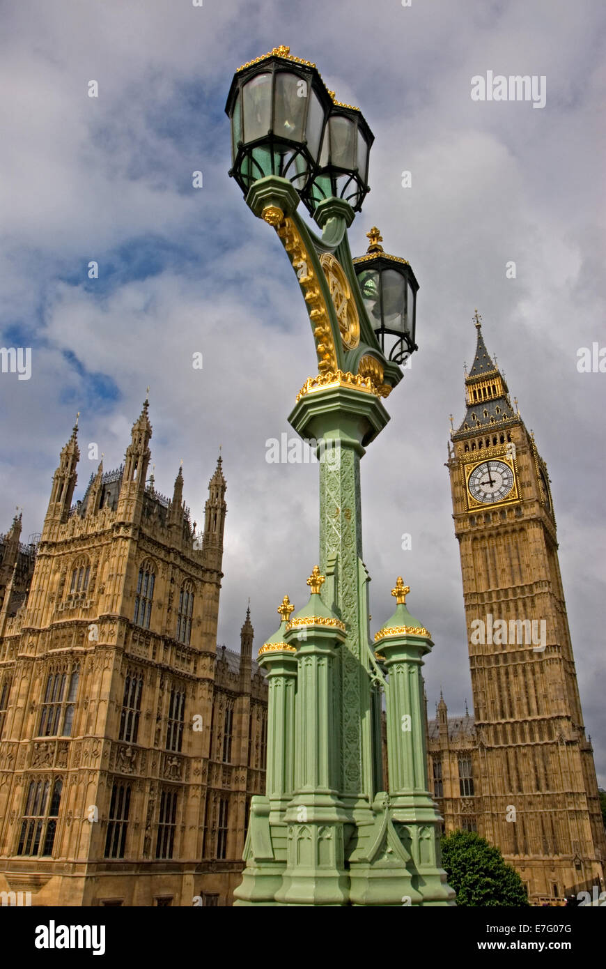 El Big Ben es un icono histórico de Londres, formando parte del palacio de Westminster. El ornamentado semáforo está en Westminster Bridge Foto de stock