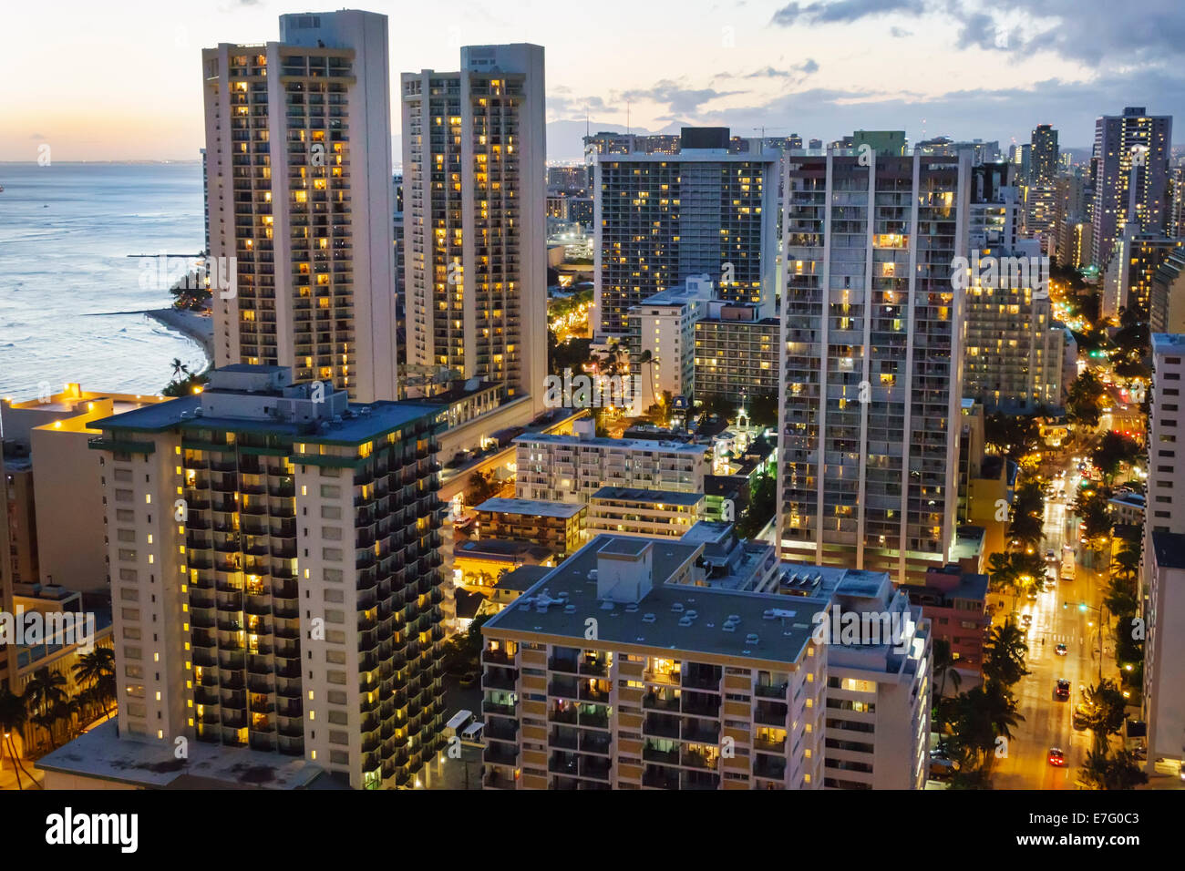 Honolulu Hawaii,Oahu,Hawaiian,Waikiki Beach,Océano Pacífico,Kuhio Avenue,edificio alto,edificios,hoteles,apartamentos residenciales de apartamentos edificados Foto de stock