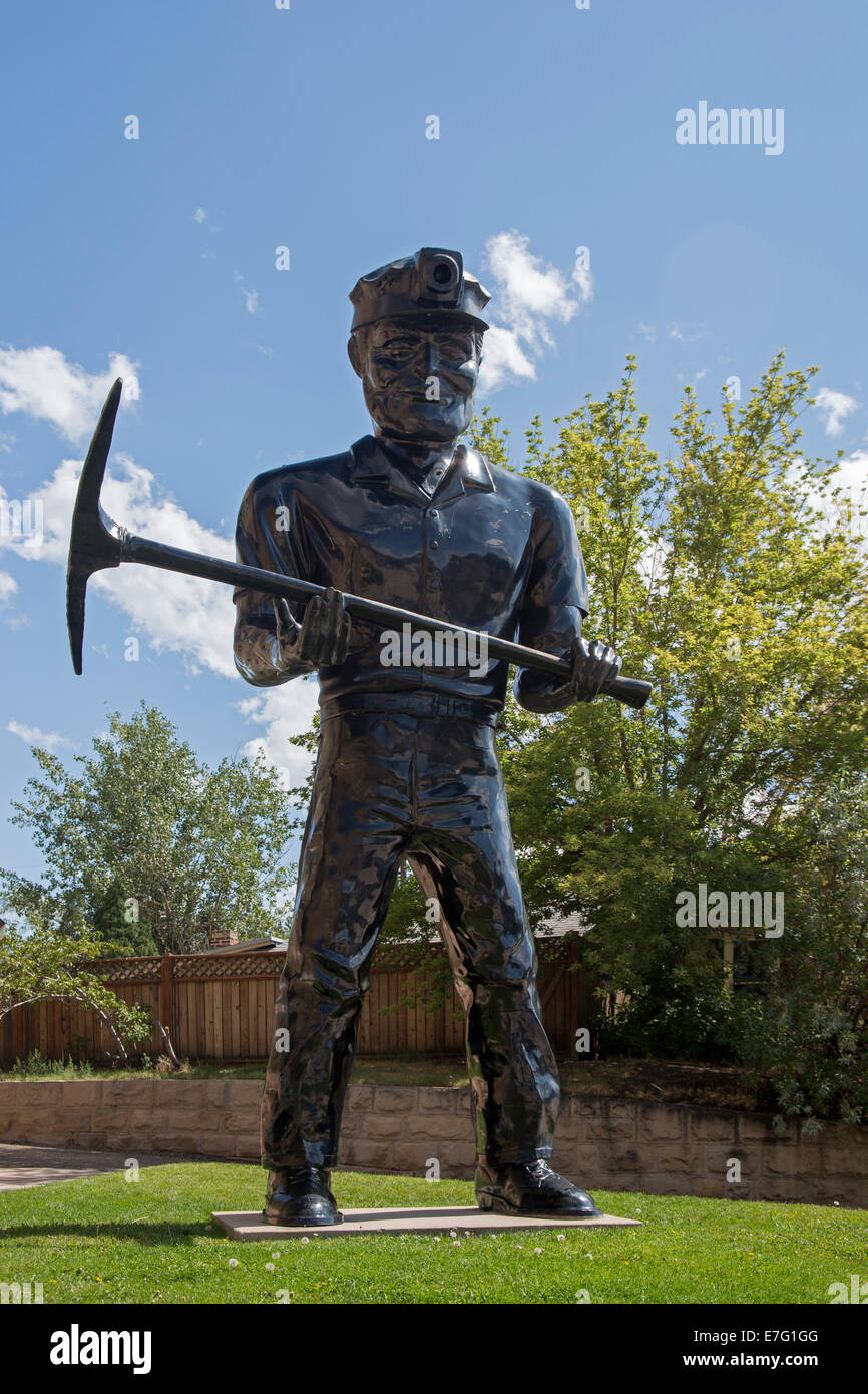 Helper, Utah - una estatua de un minero del carbón fuera de la biblioteca pública local. El carbón ha sido extraído en Utah central durante 100 años. Foto de stock