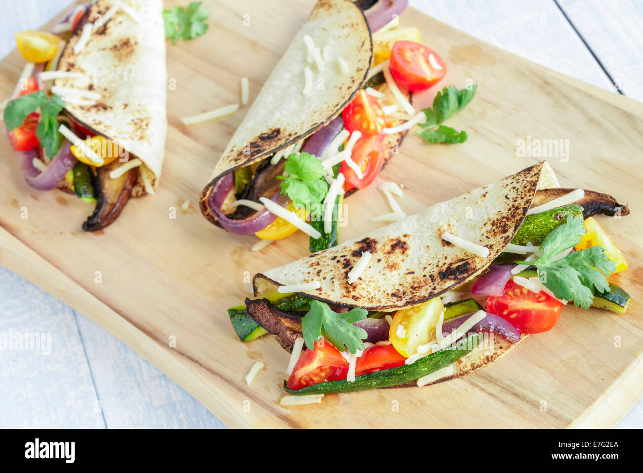 Tacos rellenos con hongos portobello asados, calabacín, cebolla morada