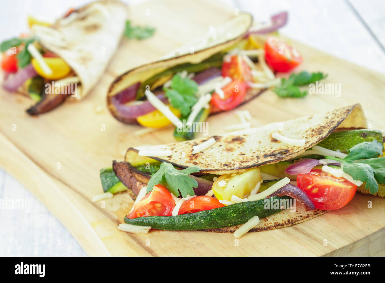 Tacos rellenos con hongos portobello asados, calabacín, cebolla morada