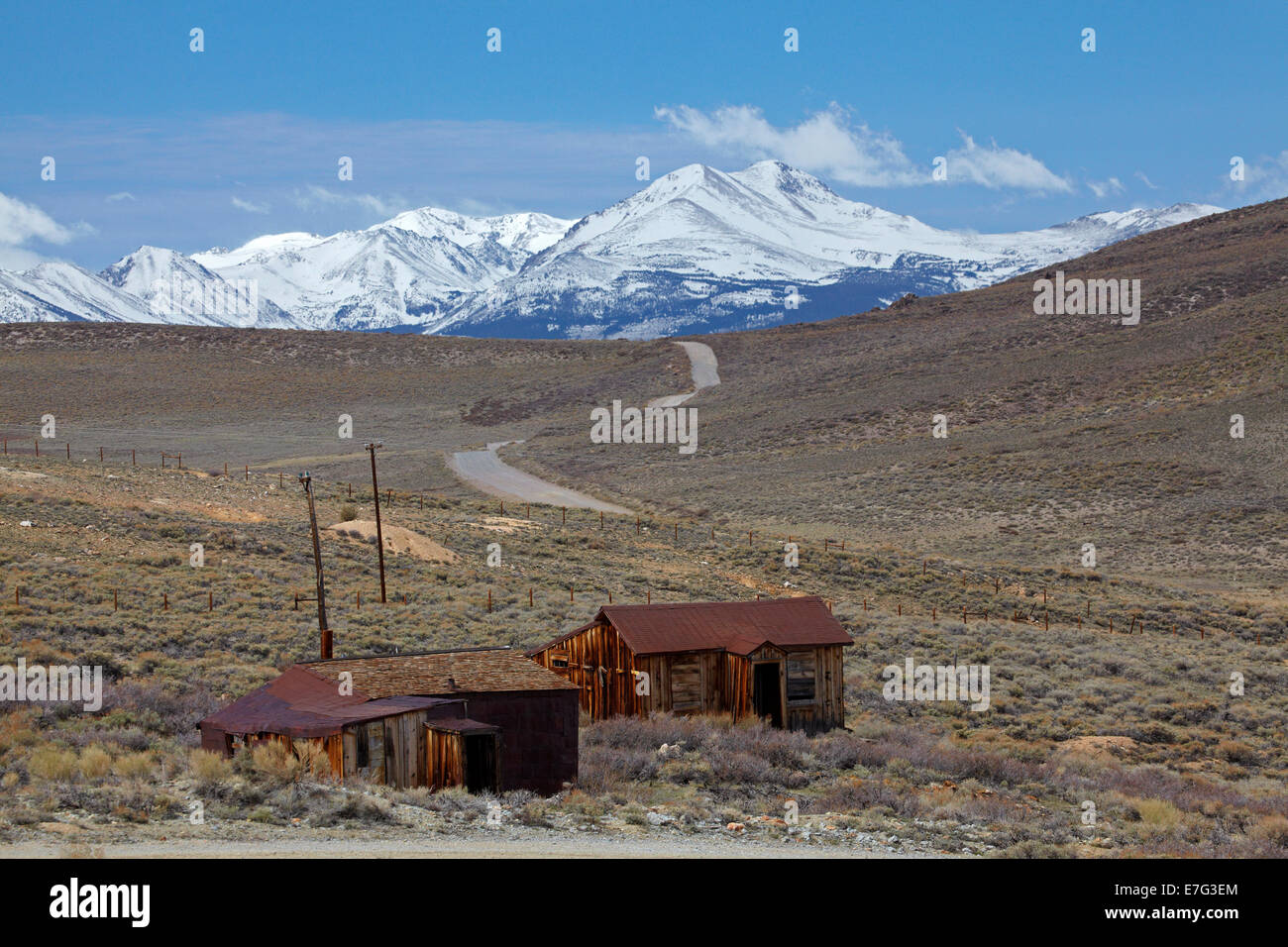 La ciudad fantasma de Bodie ( altitud 8379 m / 2554 m ), Bodie Hills, y la nieve en Sierra Nevada, California, EE.UU. Foto de stock