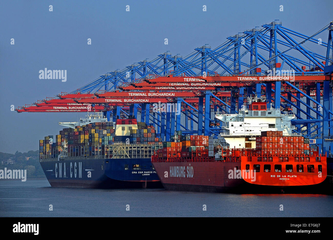 Los buques portacontenedores, Hamburg-Waltershof, Puerto de Hamburgo, Hamburgo, Alemania. Foto de stock