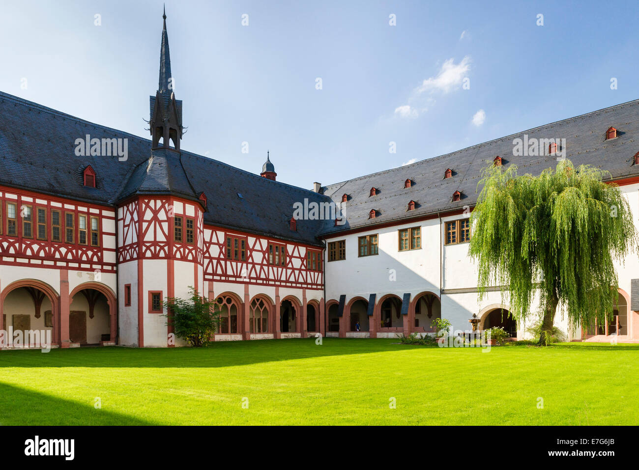 Claustro claustro jardín y fuente, 13 - 14to siglo, la iglesia de la abadía cisterciense, Eberbach Abbey, Eltville am Rhein Foto de stock