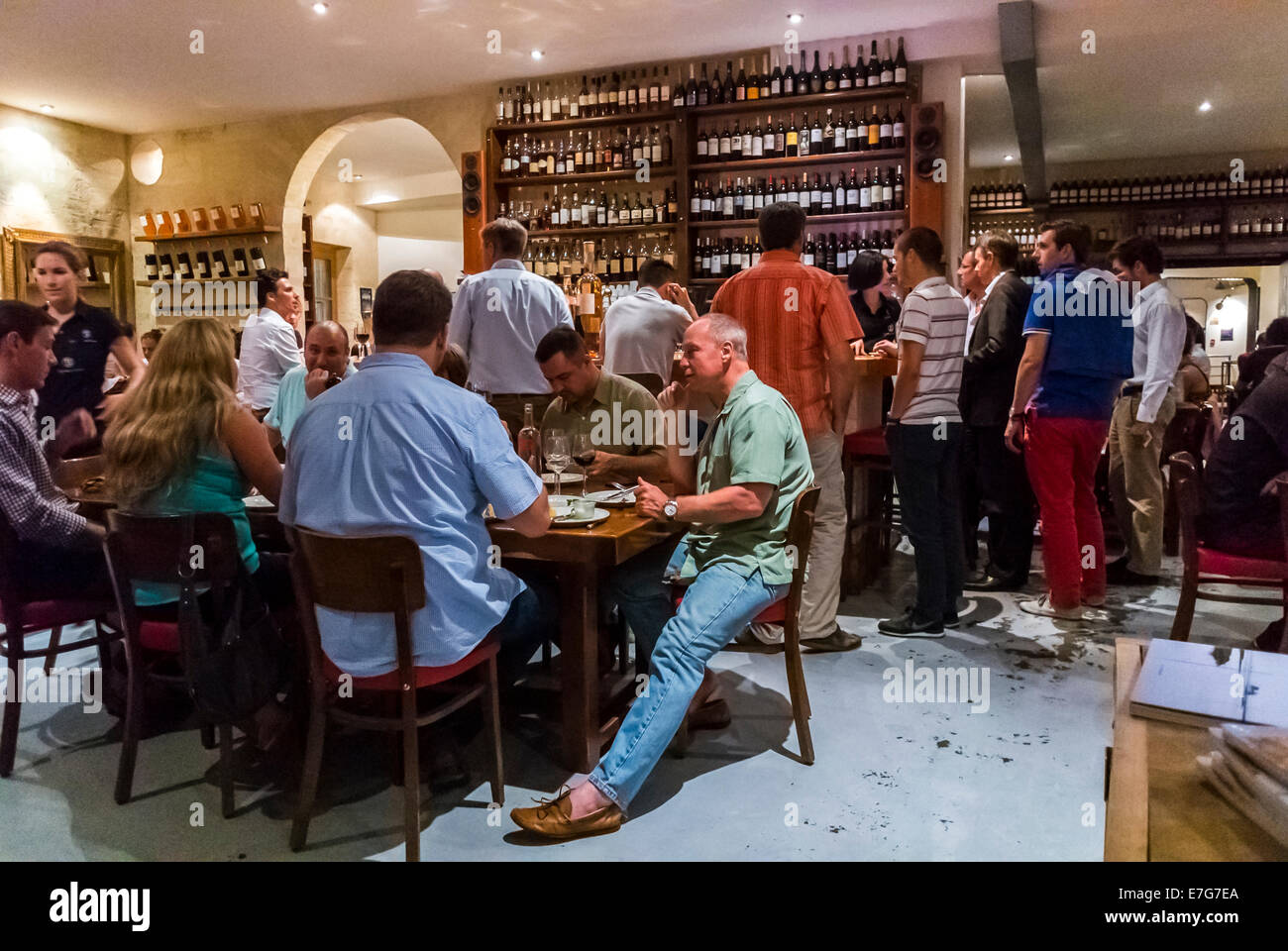 Burdeos, Borgoña, Francia, grupo de personas, comer sentados alrededor de la Mesa, compartiendo comidas, dentro del restaurante francés, "La Brasserie" Bordelais Foto de stock