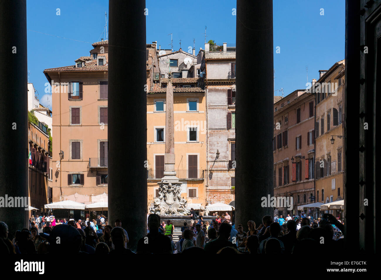 Italia: Piazza della Rotonda de Roma, visto desde entonces la entrada del Panteón. Foto desde el 5 de septiembre de 2014. Foto de stock