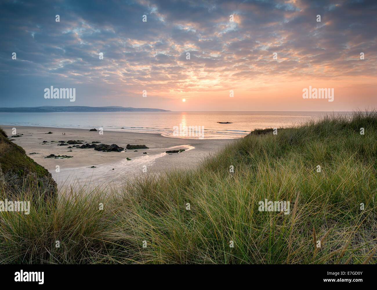 Puesta de sol sobre la playa de Hayle en Cornualles desde las dunas de arena en Gwithian Towans Foto de stock