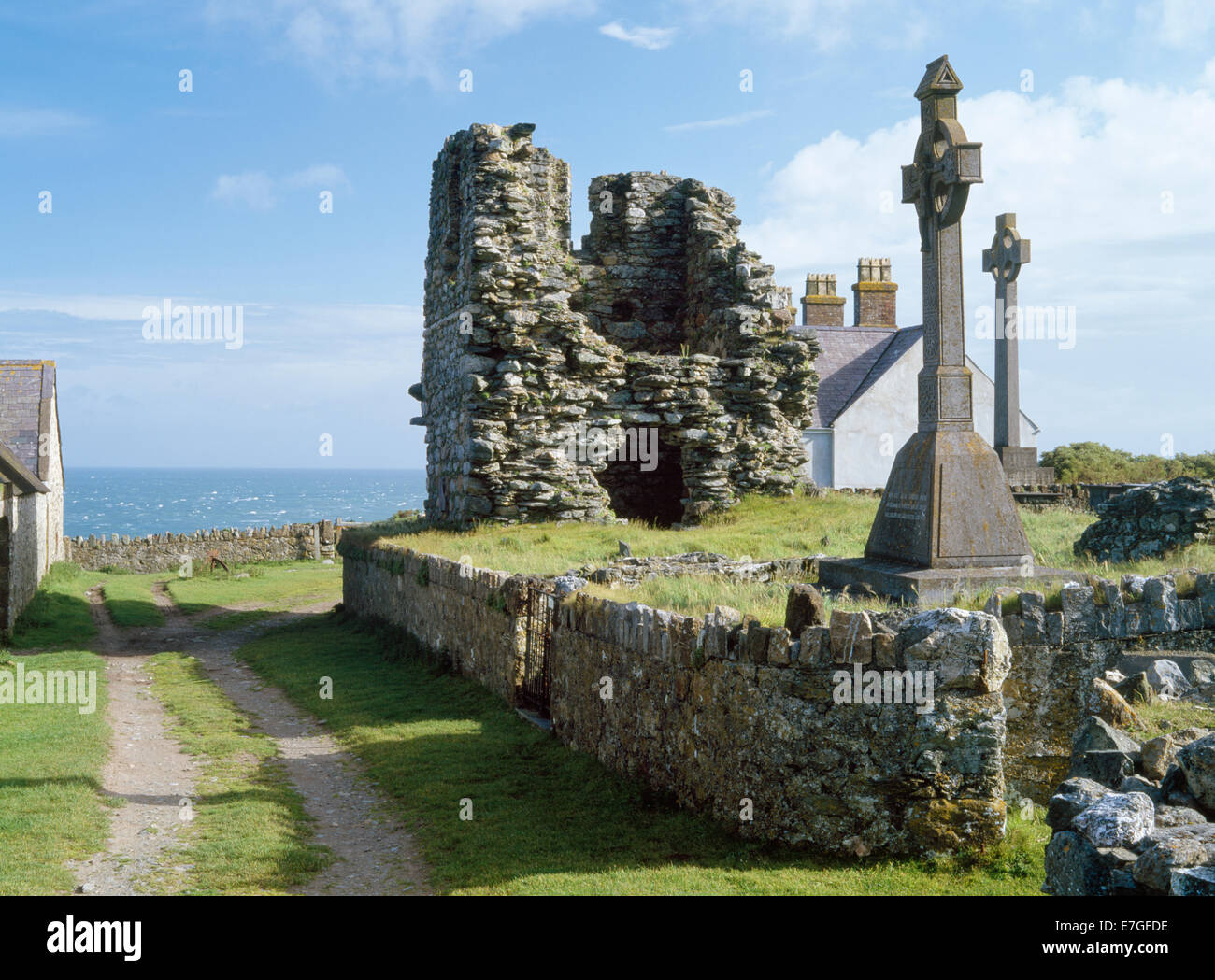 La torre en ruinas de la Abadía de Santa María, la isla Bardsey, Norte de Gales; mañana temprano Foto de stock