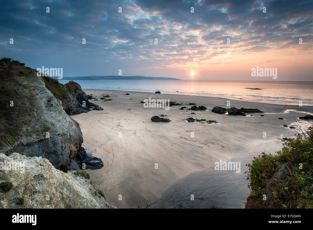 Puesta de sol sobre la playa de Hayle en Cornualles desde Gwithian Towans Foto de stock