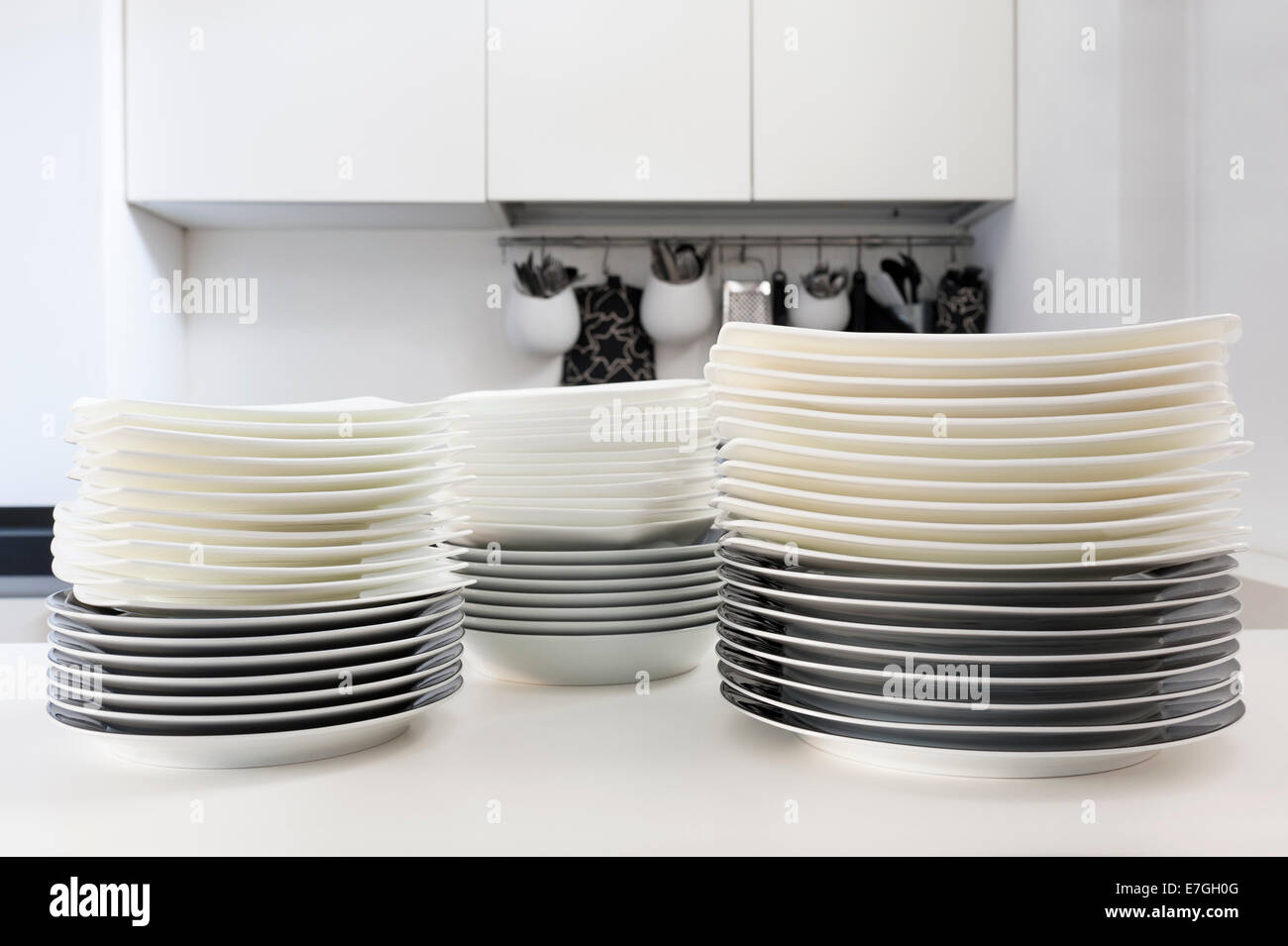 Pilas de platos limpios en la mesa de la cocina Foto & Imagen De ... Pilas de platos limpios en la mesa de la cocina Foto & Imagen De ...