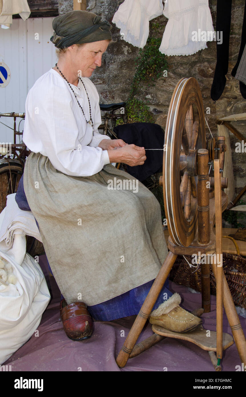 Demostración de hilado de la lana en Bretaña Francia Foto de stock