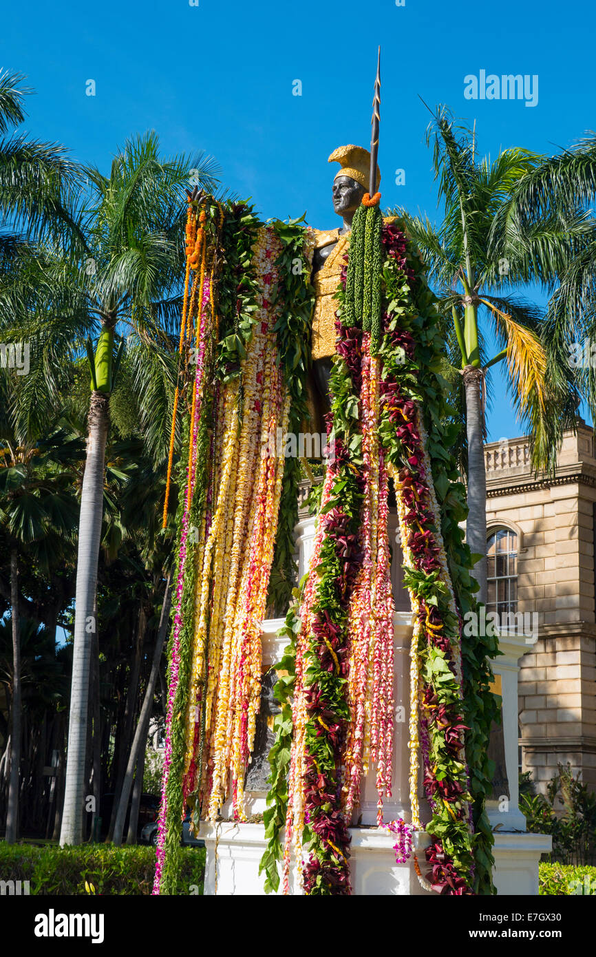 La estatua del rey Kamehameha, con lei, Honolulu, Oahu, Hawaii, Oahu, Hawaii Foto de stock