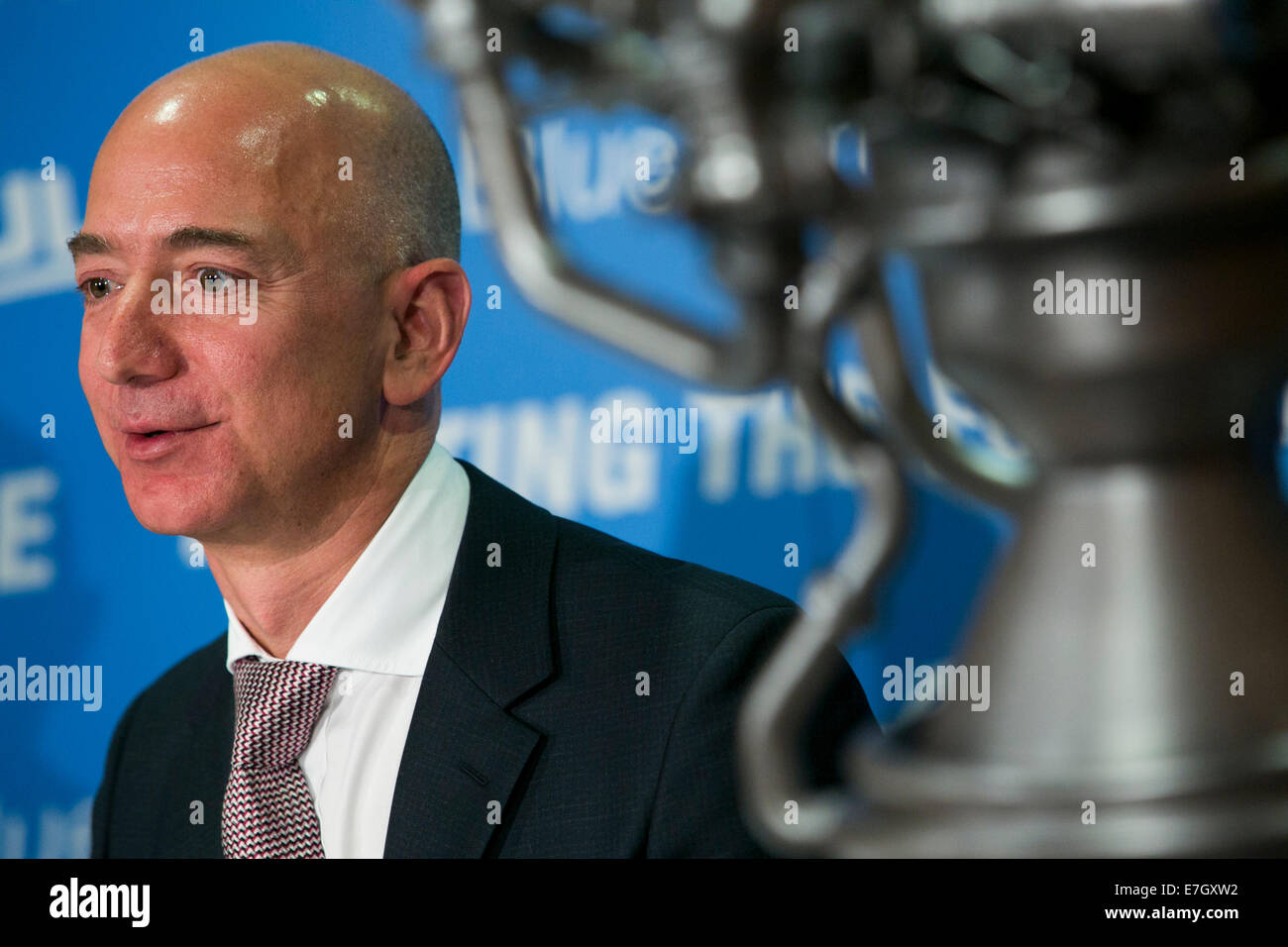 Jeff Bezos, fundador de Amazon.com y Blue Origin participa en una conferencia de prensa para revelar el BE-4 de motores de cohetes en el National Press Club en el centro de Washington, D.C., el 17 de septiembre de 2014. Origen azul y las Naciones Launch Alliance (ULA) han firmado un acuerdo para desarrollar conjuntamente el nuevo motor. Foto de stock