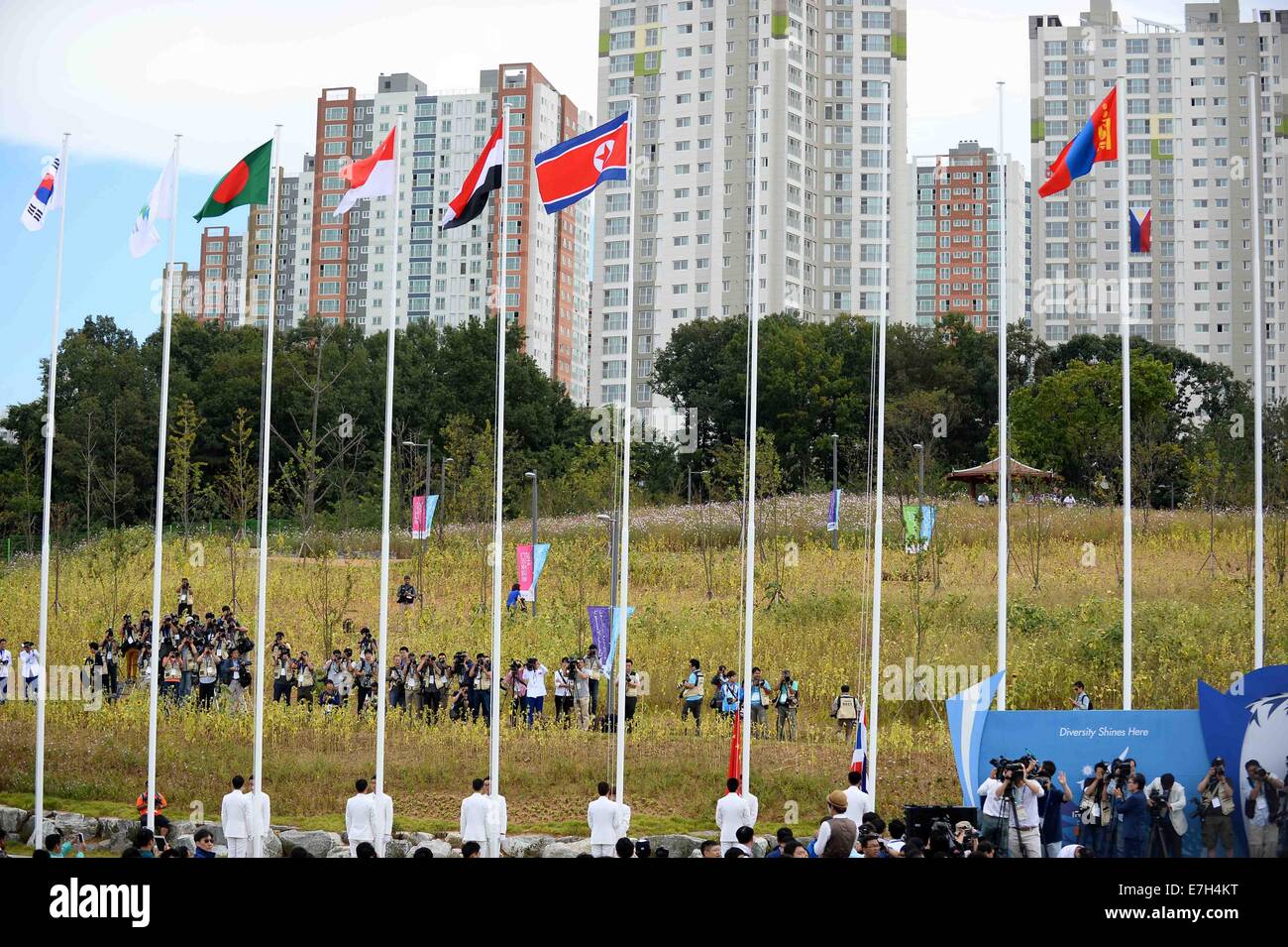 Incheon, Corea del Sur. 18 Sep, 2014. La delegación de la República Popular Democrática de Corea (RPDC) a la 17ª Juegos Asiáticos celebra ceremonia de izamiento de la bandera en la Villa de los atletas en Incheon, Corea del Sur, el 18 de septiembre de 2014. Crédito: Zhu Zheng/Xinhua/Alamy Live News Foto de stock