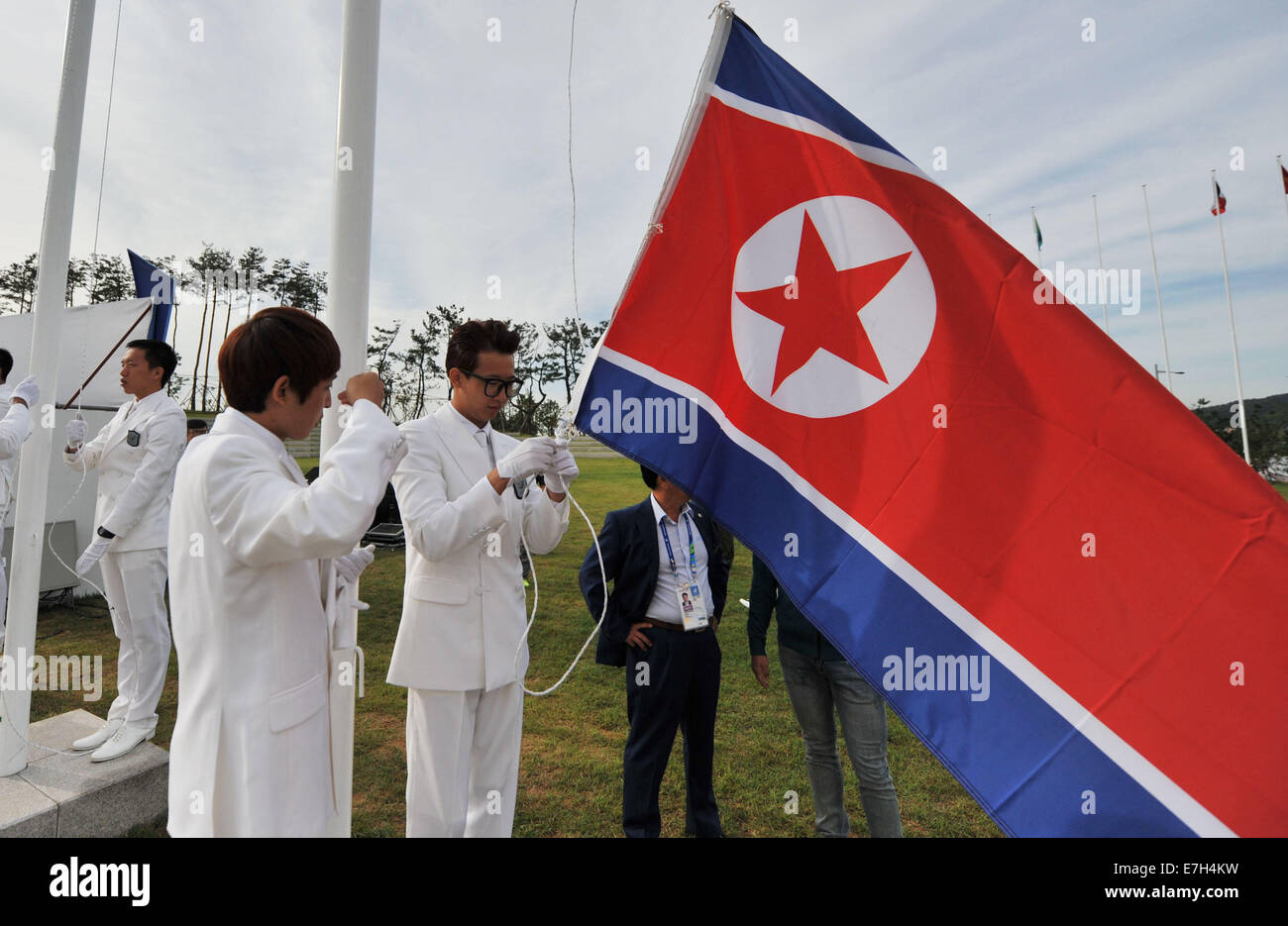 Incheon, Corea del Sur. 18 Sep, 2014. La delegación de la República Popular Democrática de Corea (RPDC) a la 17ª Juegos Asiáticos celebra ceremonia de izamiento de la bandera en la Villa de los atletas en Incheon, Corea del Sur, el 18 de septiembre de 2014. Crédito: Xie Haining/Xinhua/Alamy Live News Foto de stock