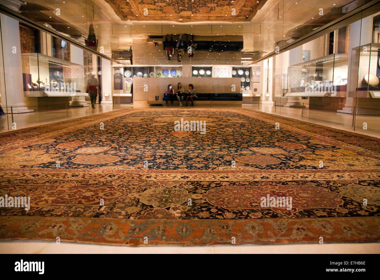 Alfombra Ardabil exhibición en el Victoria and Albert Museum - Londres,  Gran Bretaña Fotografía de stock - Alamy