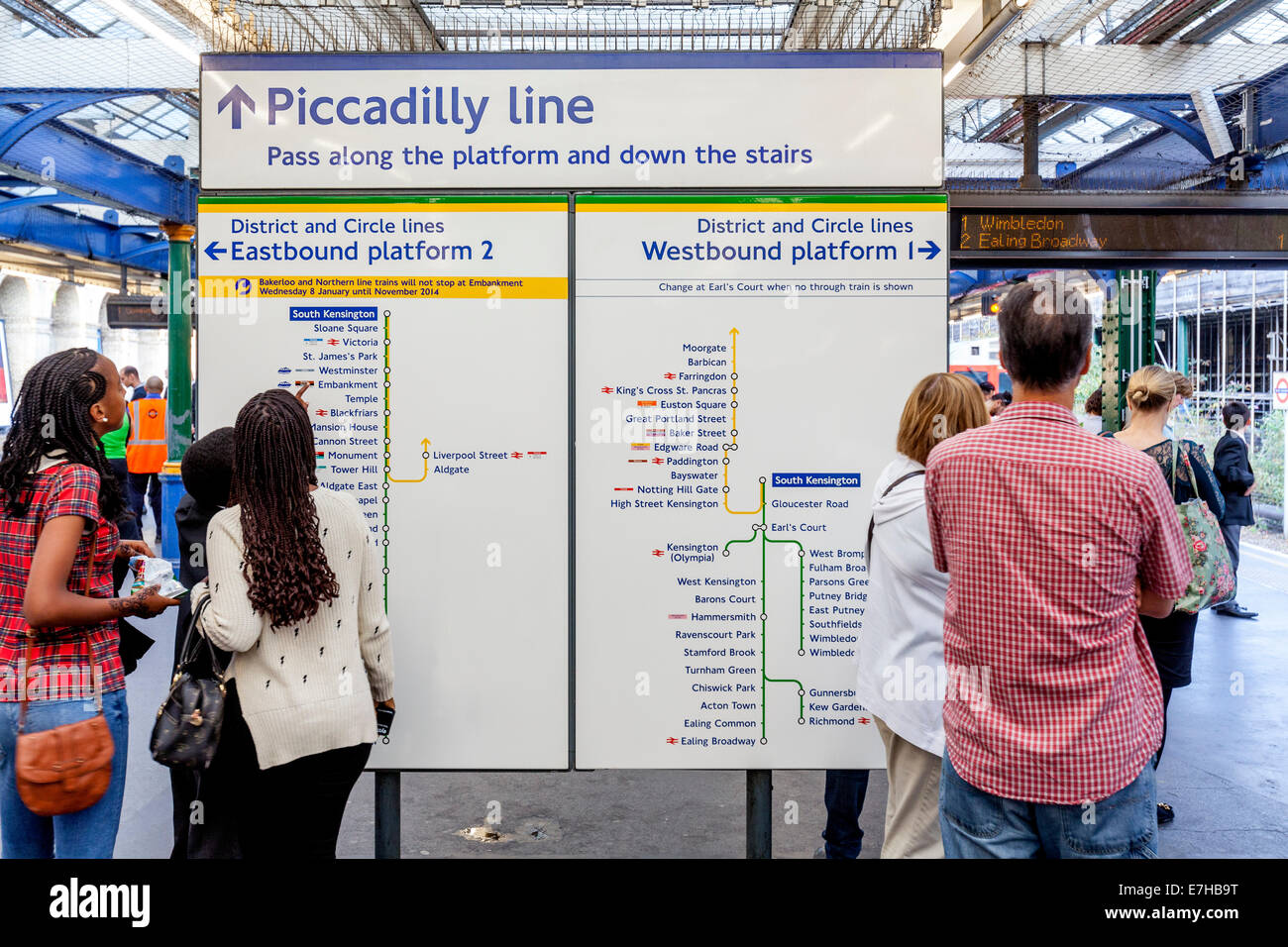 Personas leyendo un mapa del Metro de Londres, la estación South