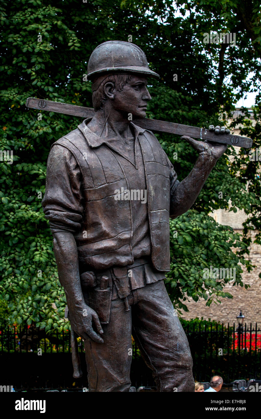 El edificio trabajador estatua, Tower Hill, Londres, Inglaterra Foto de stock