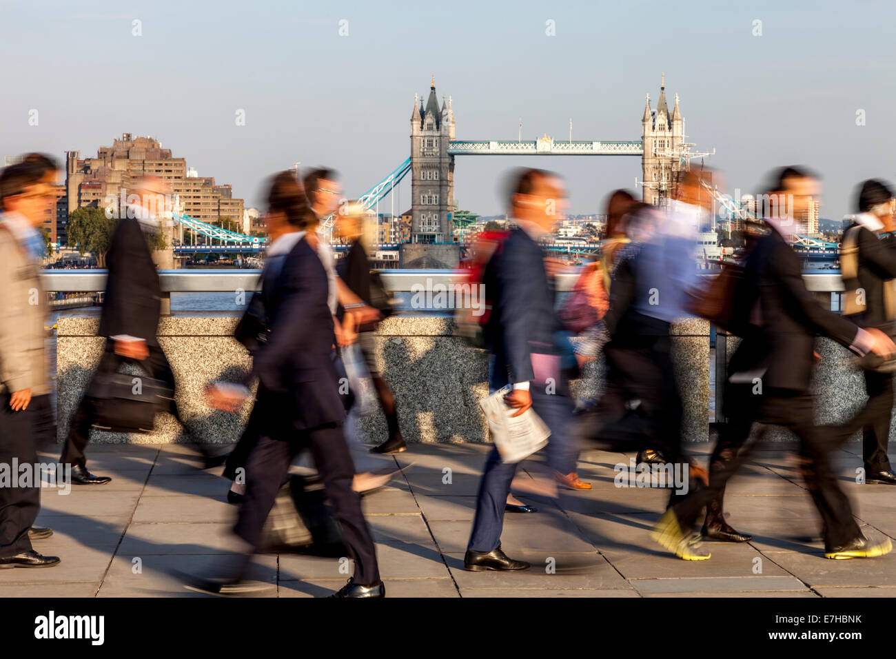 Los trabajadores de la ciudad de Londres andando cruzando el Puente de Londres, Londres, Inglaterra Foto de stock