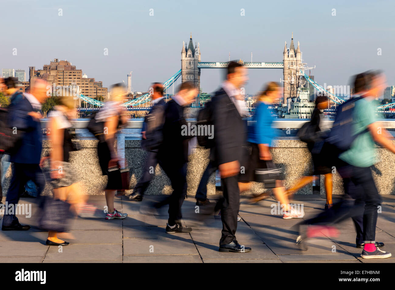 Los trabajadores de la ciudad de Londres andando cruzando el Puente de Londres, Londres, Inglaterra Foto de stock