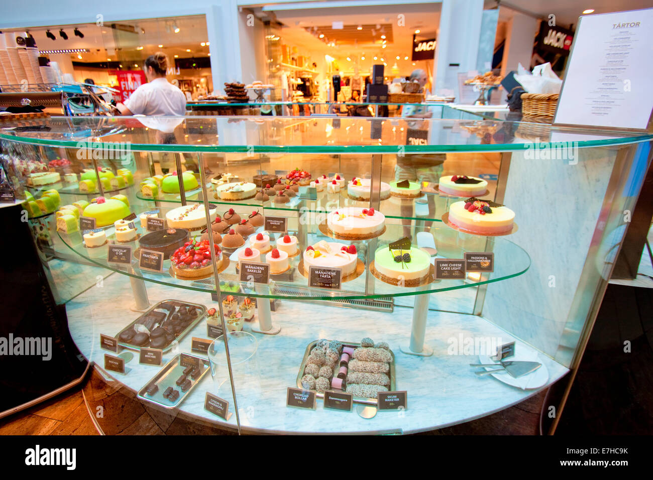 Estocolmo - Suecia, tartas y dulces típicos suecos en Gallerian Mall Foto de stock