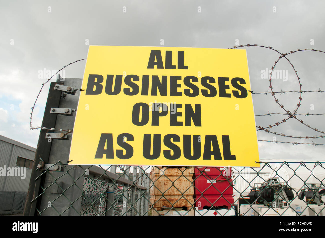 Las empresas abiertas como de costumbre firmar en una valla Foto de stock
