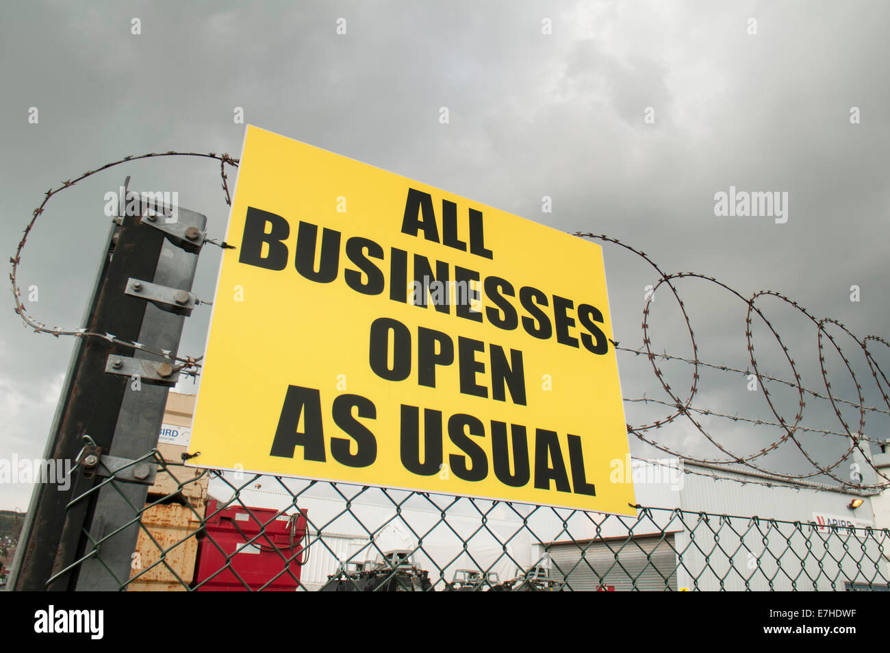 Las empresas abiertas como de costumbre firmar en una valla Foto de stock