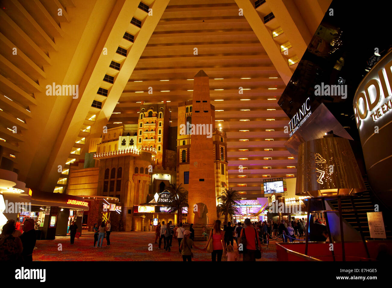 El vestíbulo y las habitaciones del hotel alta en el interior de la pirámide de Luxor Hotel and Casino, Las Vegas, Nevada, EE.UU. Foto de stock