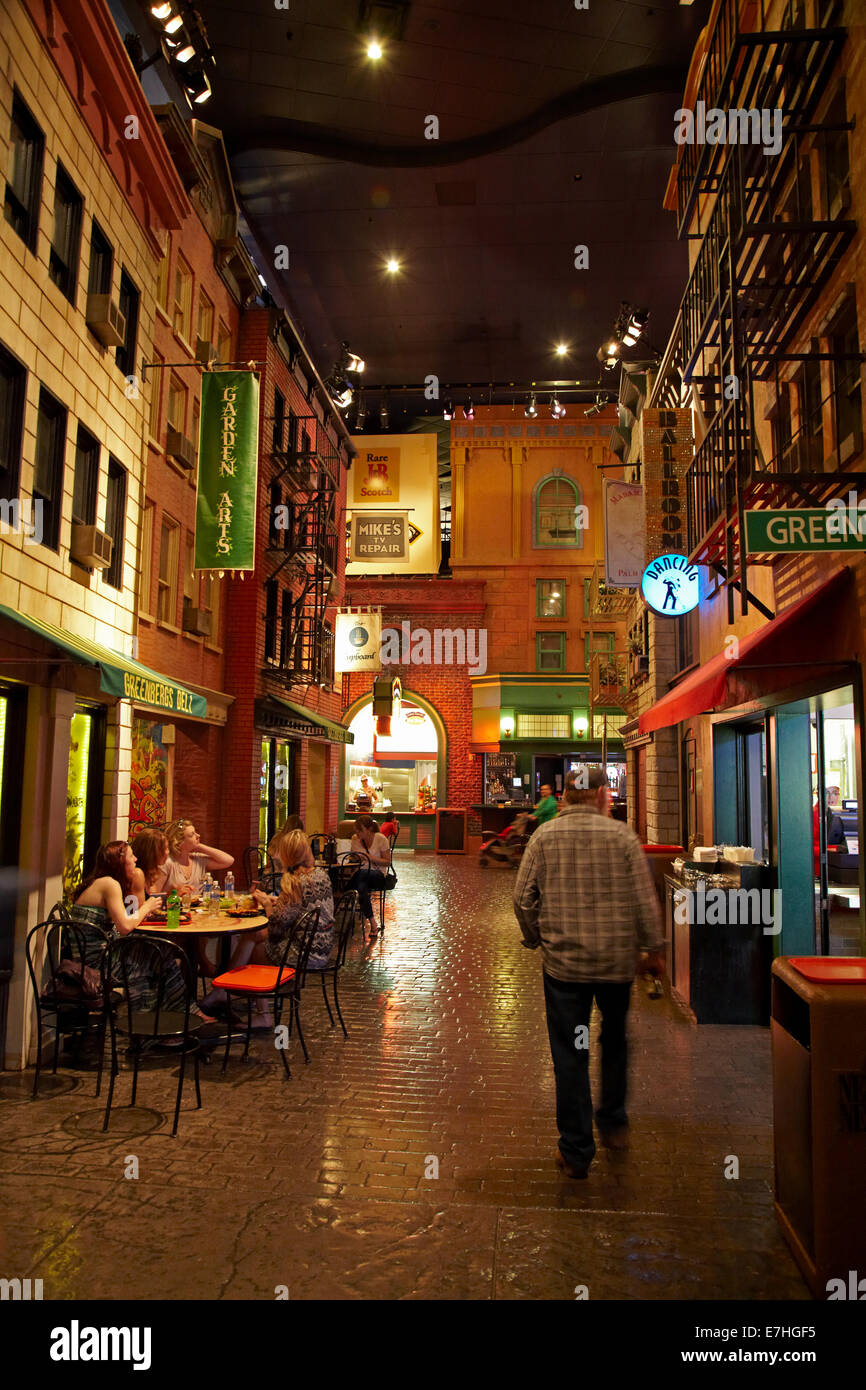 Bares, cafeterías y restaurantes en "Greenwich Village", el New York-New York Hotel and Casino, Las Vegas, Nevada, EE.UU. Foto de stock