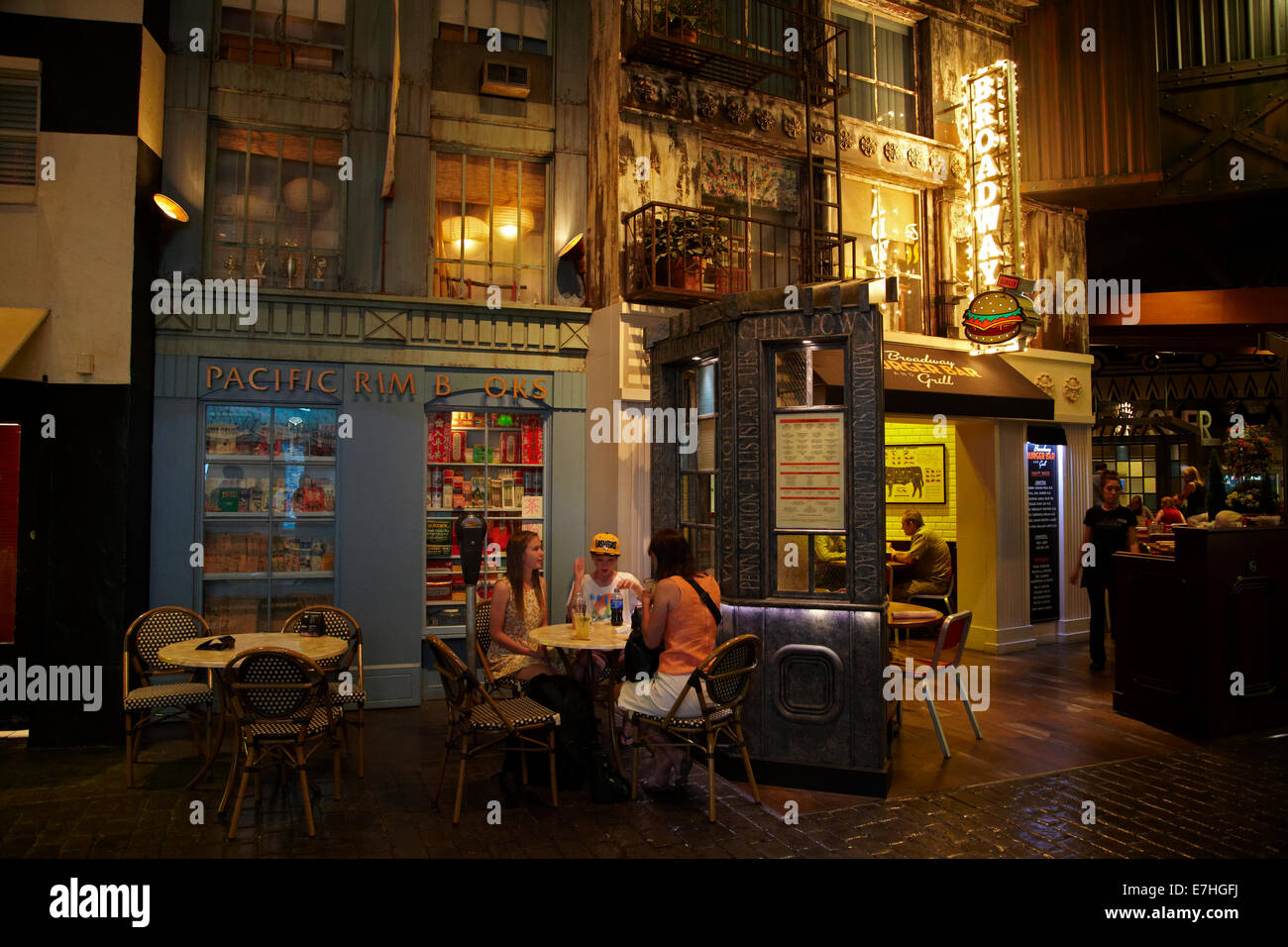 Bares, cafeterías y restaurantes en "Greenwich Village", el New York-New York Hotel and Casino, Las Vegas, Nevada, EE.UU. Foto de stock
