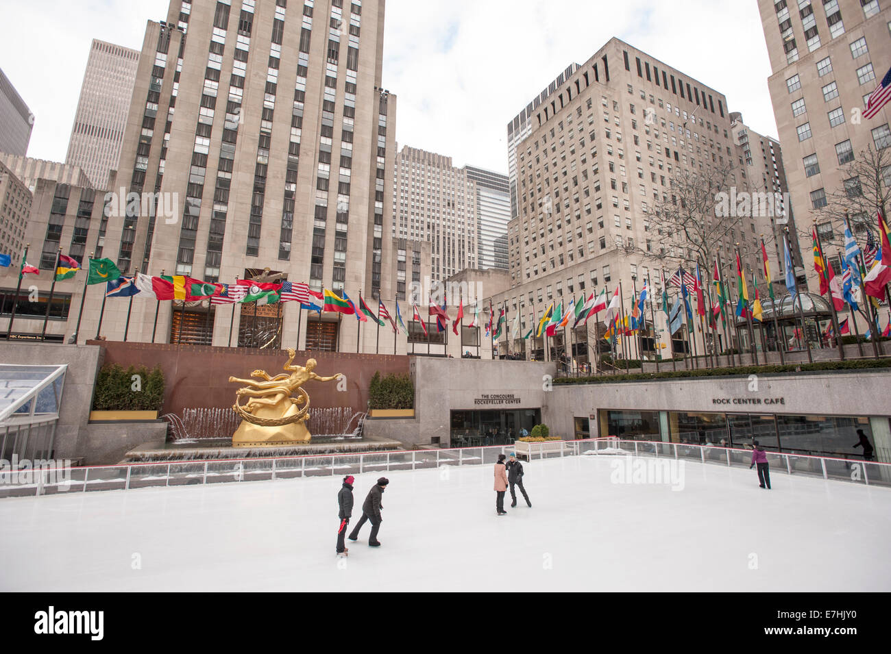 Patinaje sobre hielo. El Rockefeller Center. La ciudad de Nueva York. Foto de stock