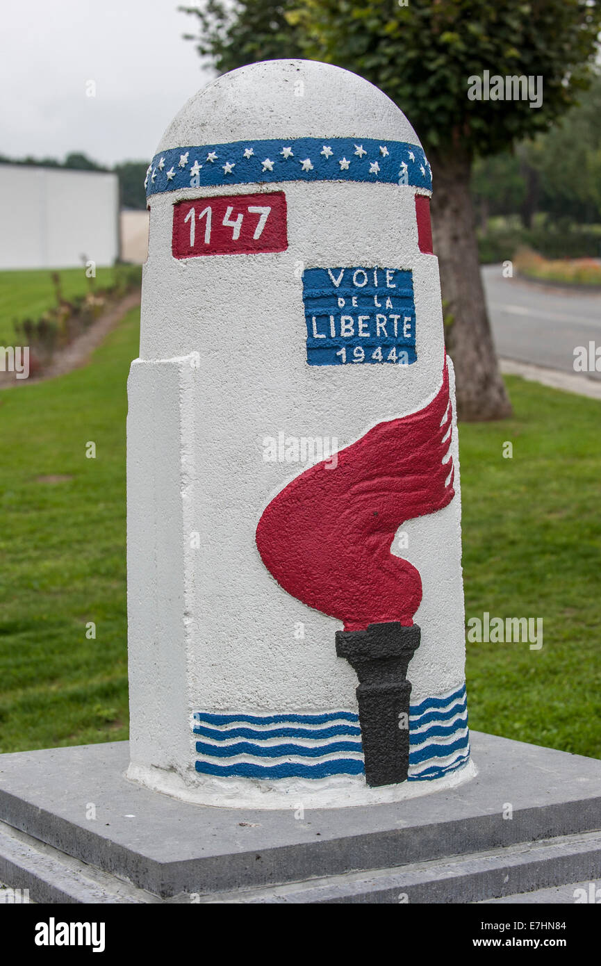 Última lápida conmemorativa de la ruta de la libertad cerca de la Segunda Guerra Mundial Monumento Mardasson en Bastogne en las Ardenas belgas, Bélgica Foto de stock