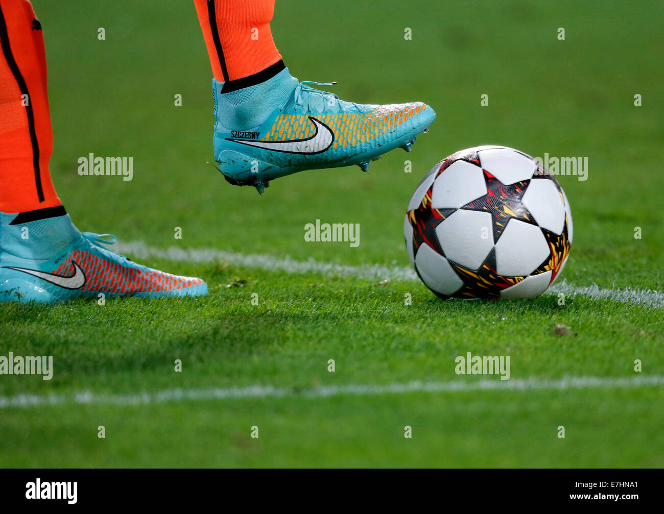 Botas futbol niños fotografías e imágenes de alta resolución - Alamy