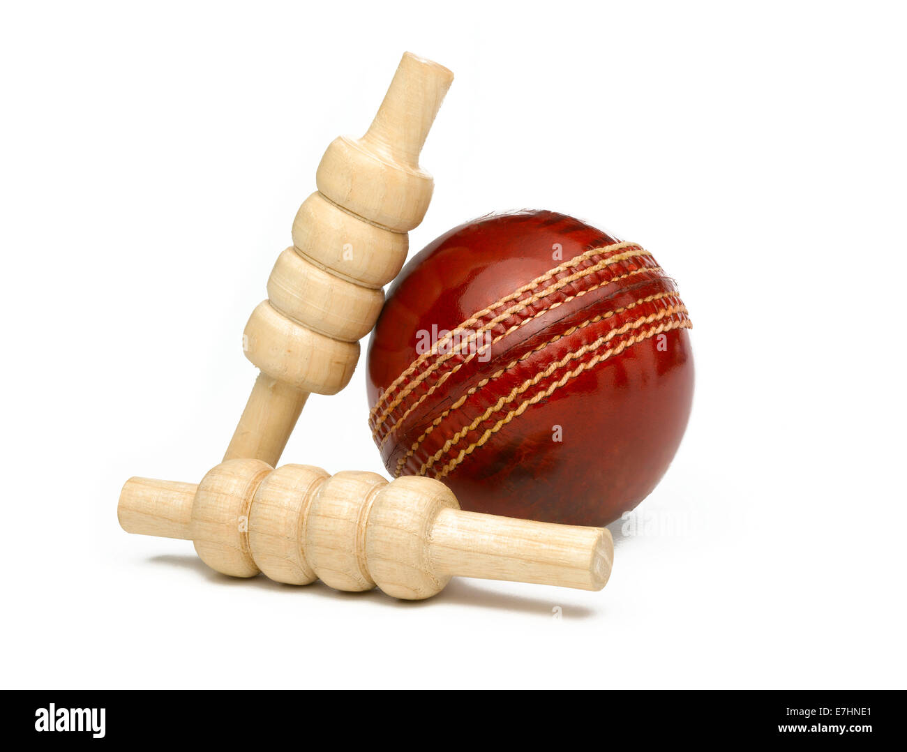 Bola de Cricket de cuero rojo con fianzas Foto de stock