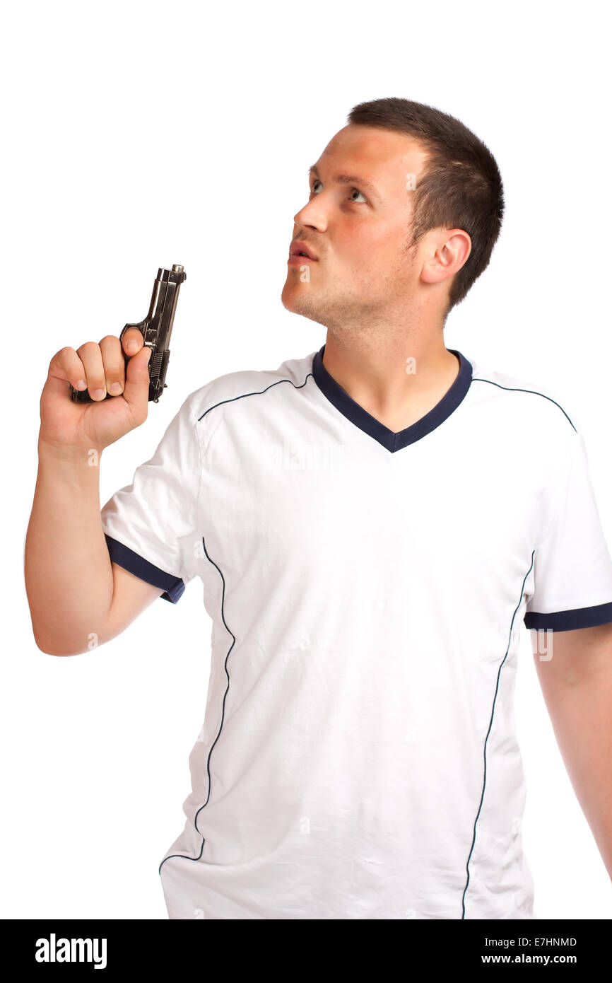 Hombre agresivo con pistola, mirando hacia arriba, aislado sobre fondo blanco. Foto de stock