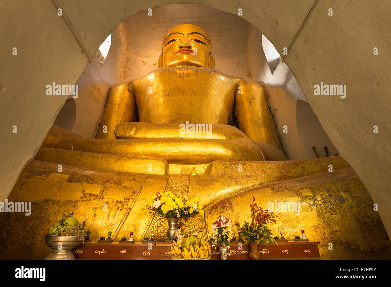 Myanmar (Birmania), la división de Mandalay, Myinkaba, Manuha templo, estatua de Buda sentado Foto de stock