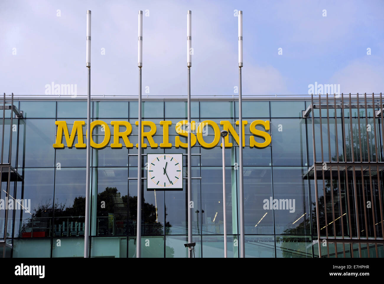 Crawley West Sussex, UK - Morrisons superstore supermercado y reloj Foto de stock