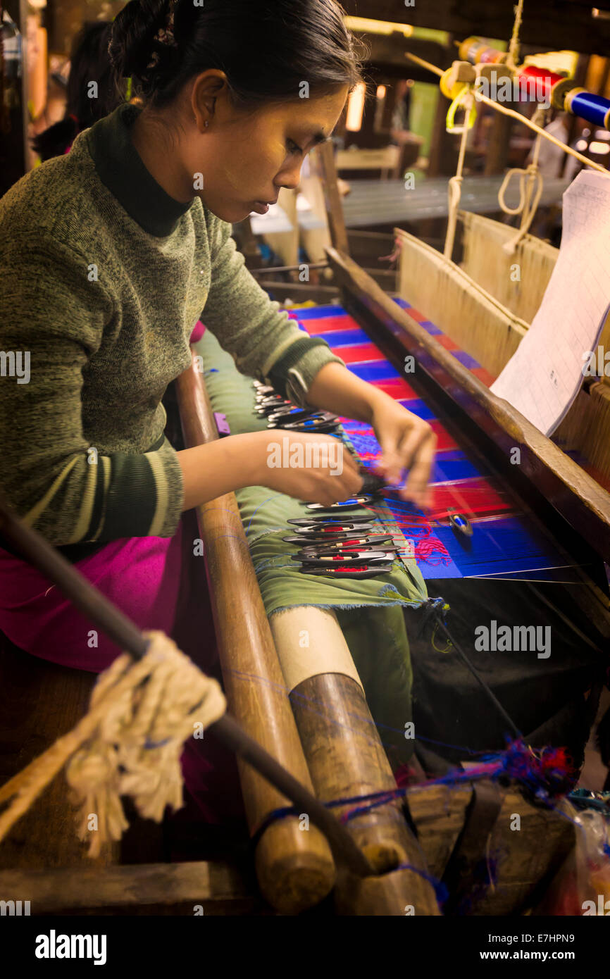 Myanmar (Birmania), la división de Mandalay, Amarapura, fábrica de seda, las trabajadoras Foto de stock