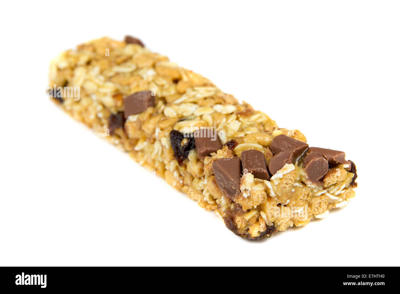 Barras de cereales con chocolate aislado sobre fondo blanco. Foto de stock