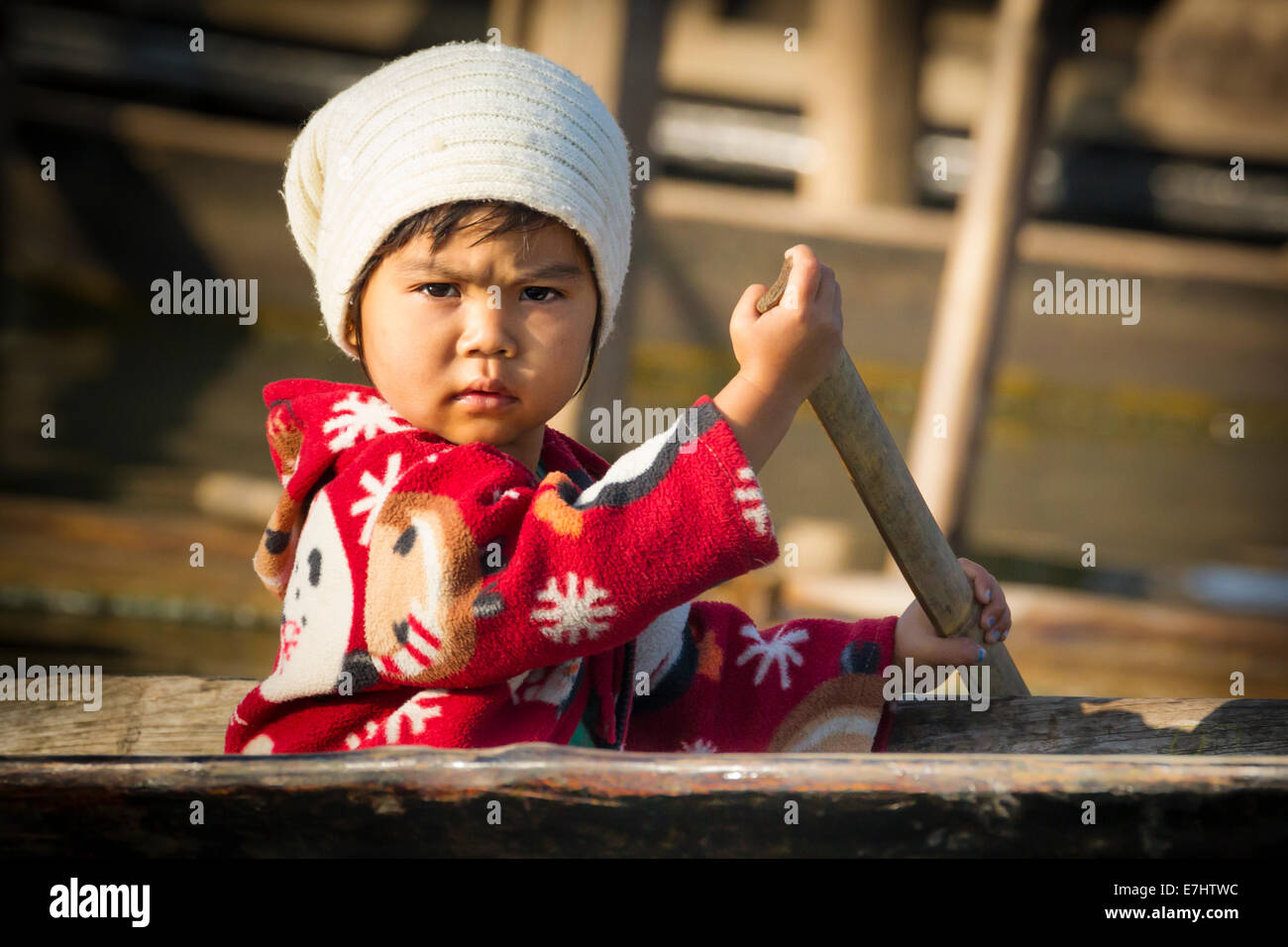 Myanmar (Birmania), el Estado de Shan, el Lago Inle, Little Girl remo Foto de stock